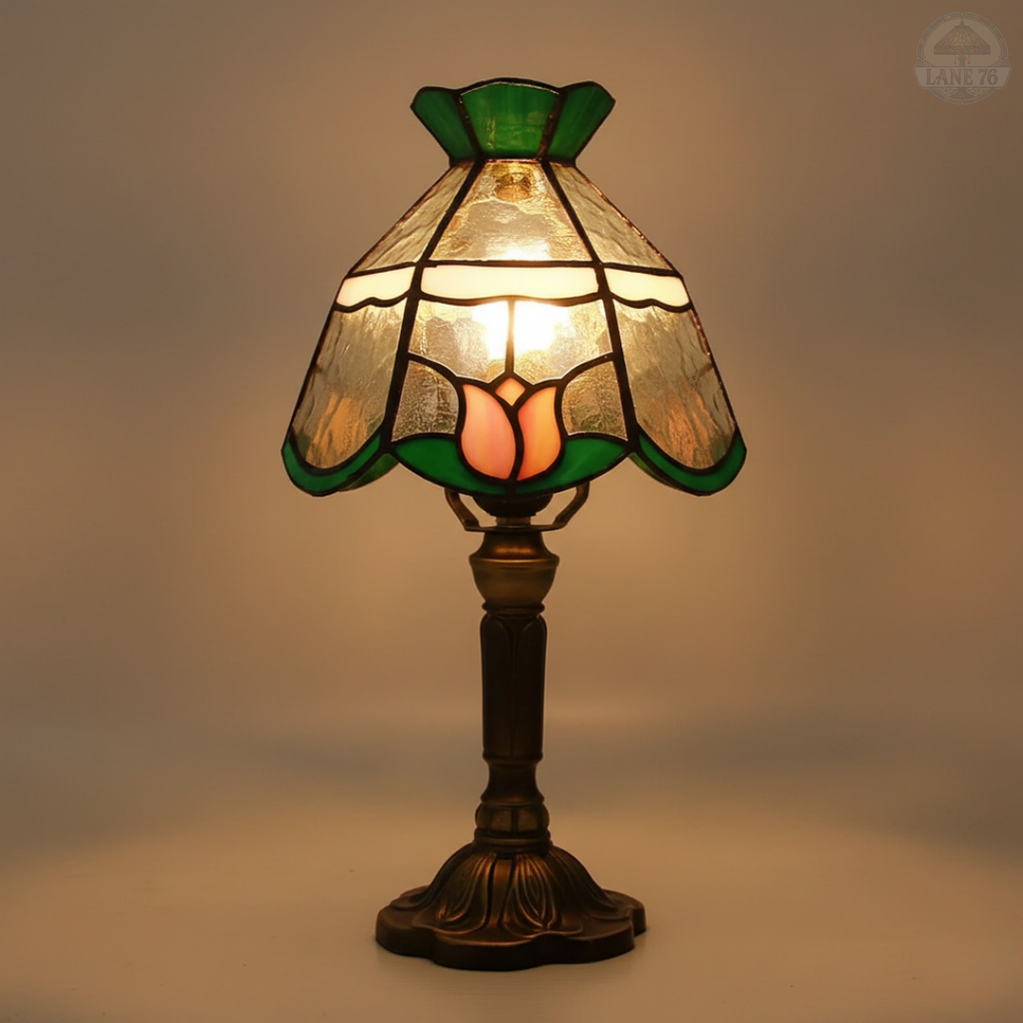 Tajemná růže | Stolní lampa ve stylu Tiffany